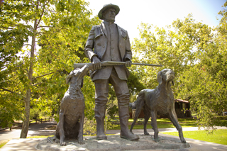 A statue of James Irvine with his two hunting dogs