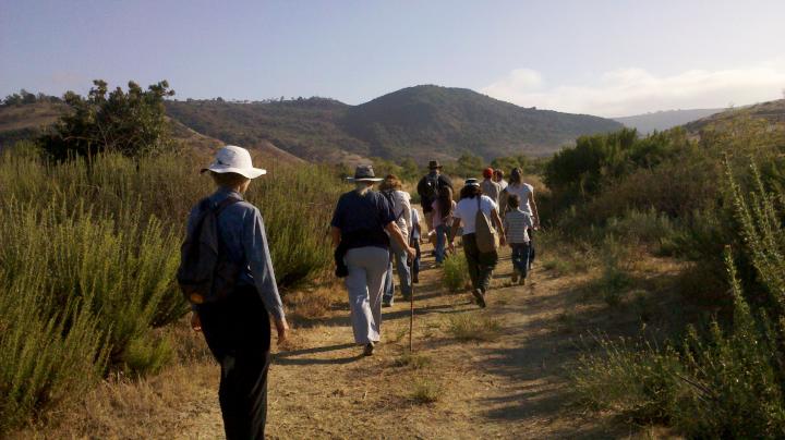 Family hike in Round Canyon